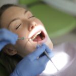 Un parodontiste s'occupe de son patient