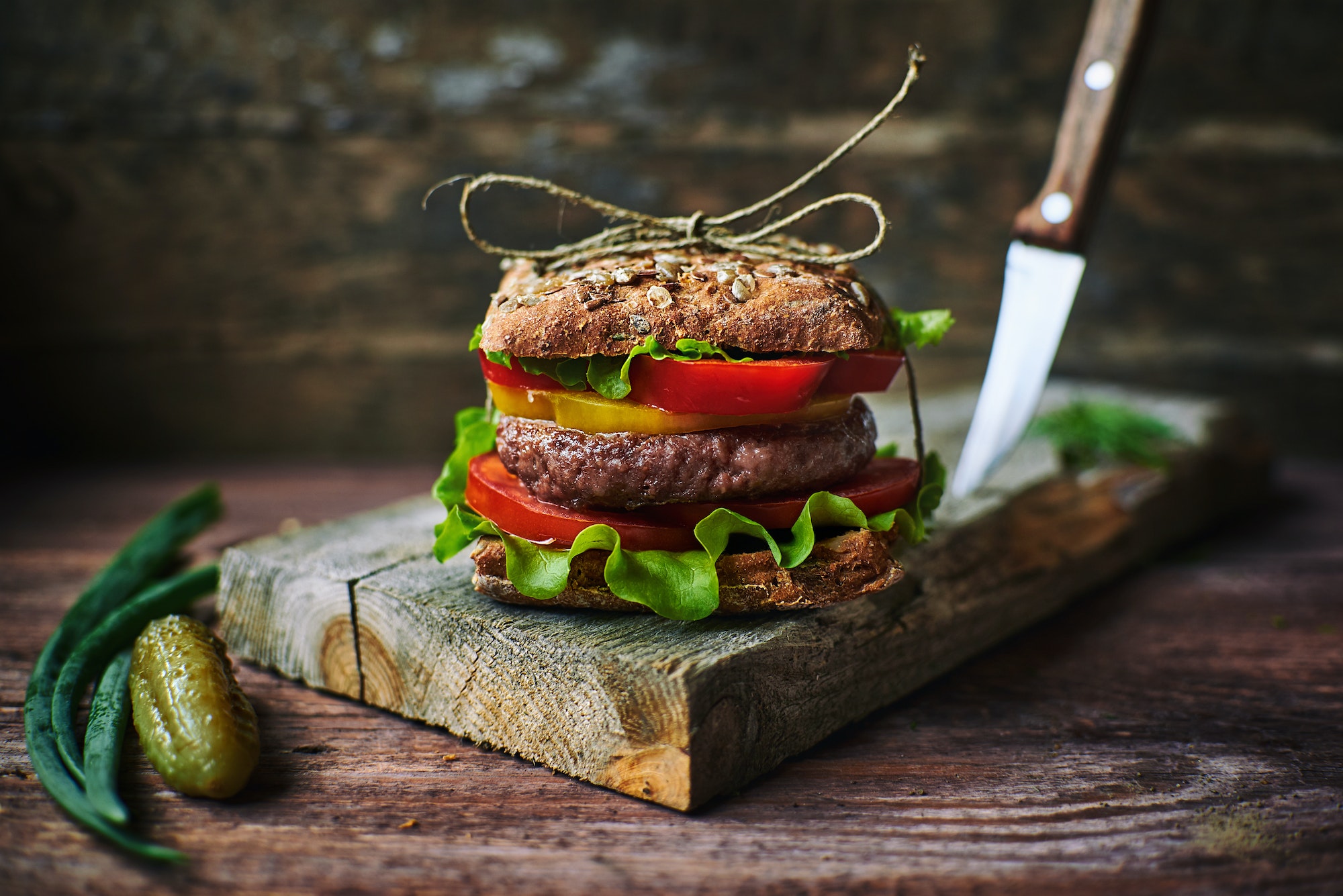 Comment manger un hamburger en gardant la classe