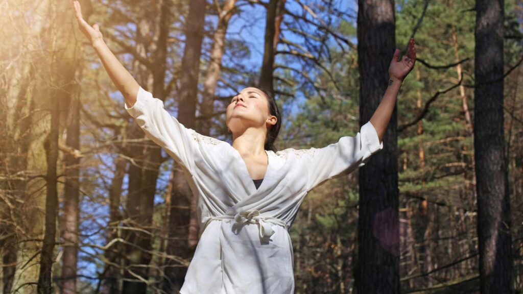 femme dans une forêt 