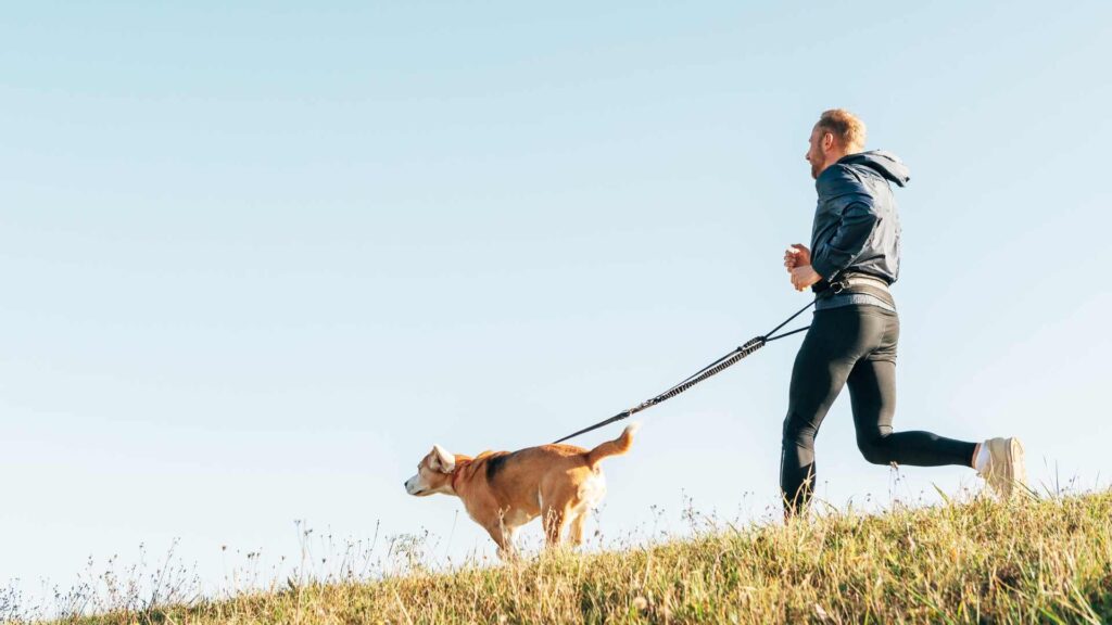 joggeuse qui cours avec son chien