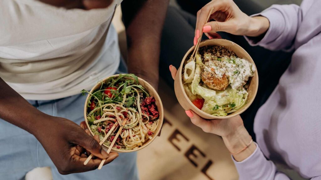 deux amis qui mange une salade 