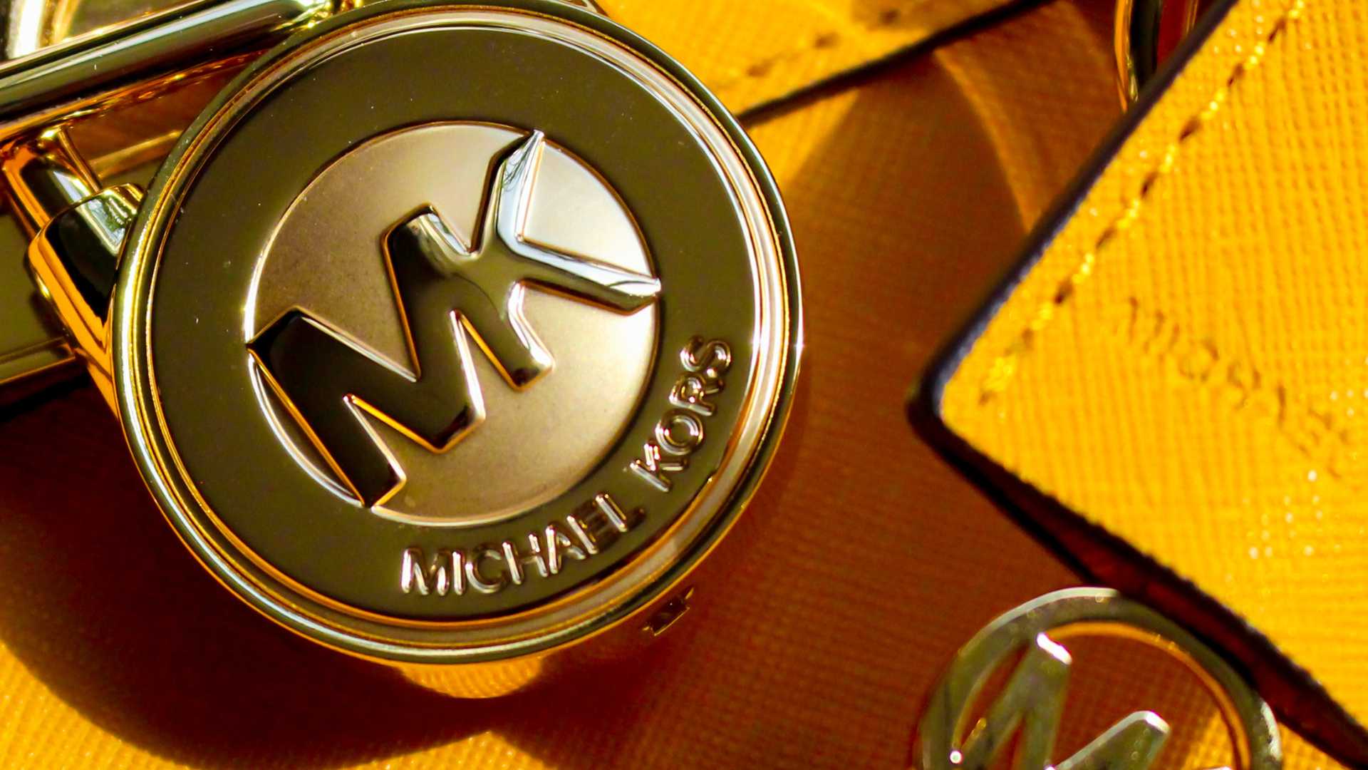 Logo Michael Kors sur un sac jaune