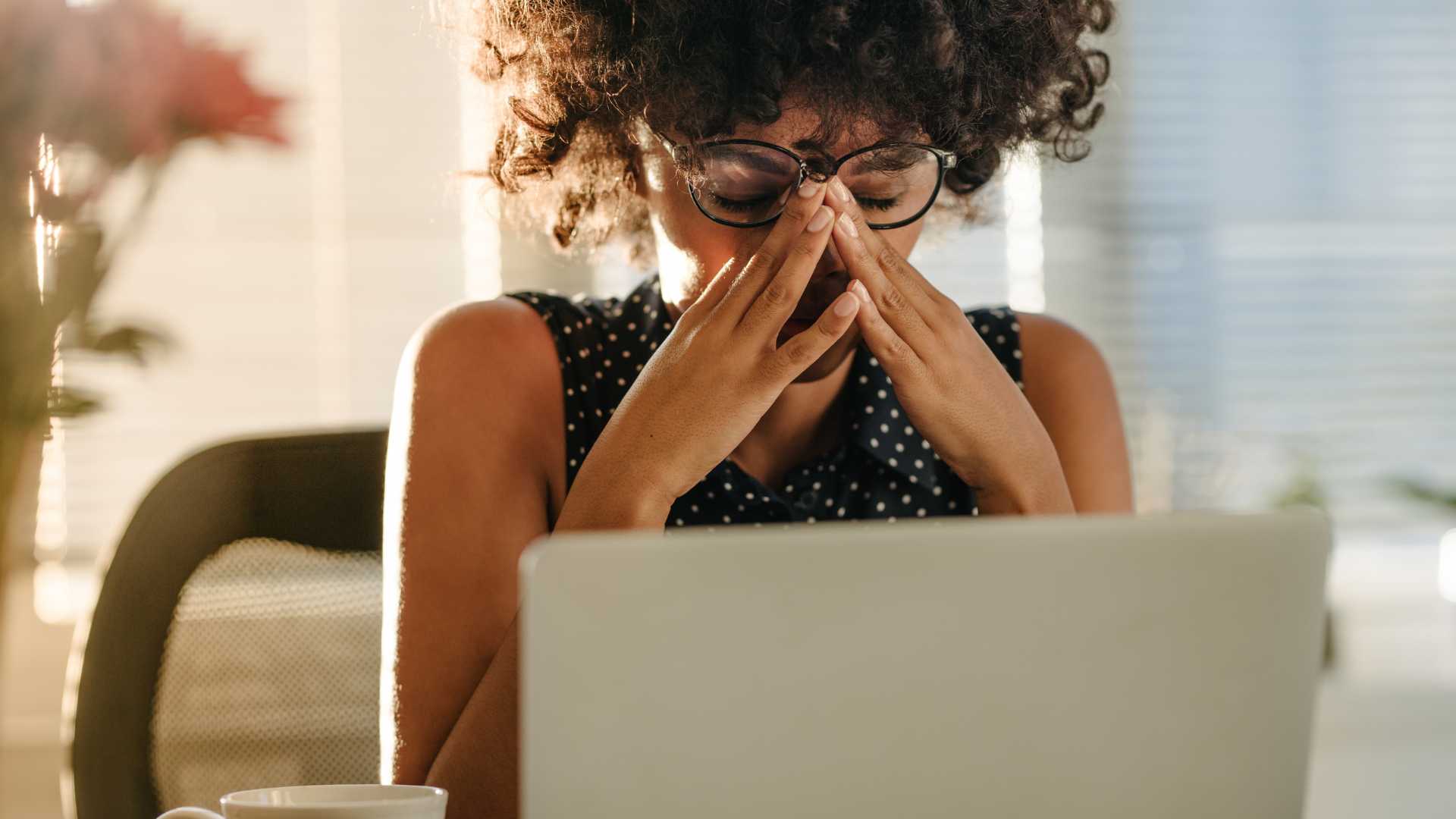 Femme qui stress au travail