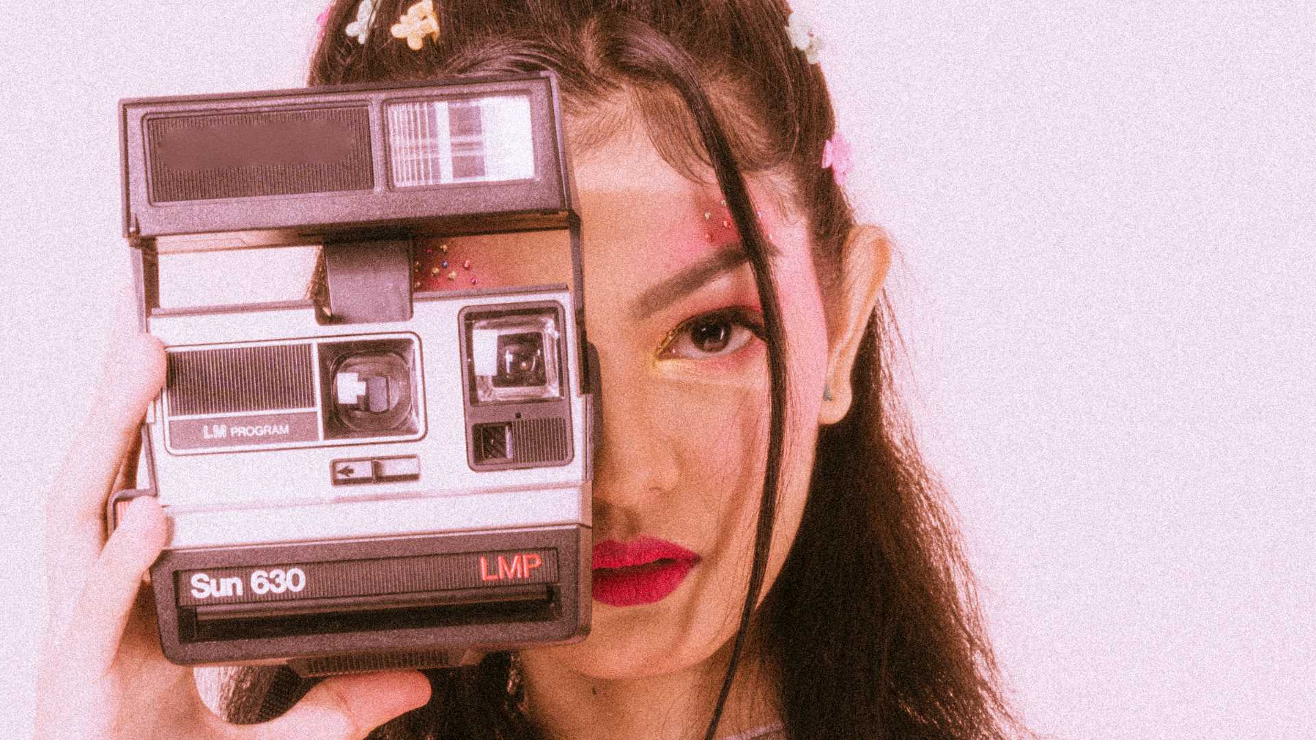 Jeune femme avec un style vintage